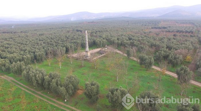Defineciler 2 bin 500 yıllık Dikilitaş'ın çevresini delik deşik etti