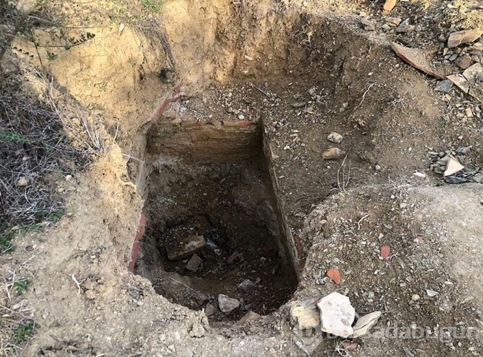 Defineciler 2 bin 500 yıllık Dikilitaş'ın çevresini delik deşik etti