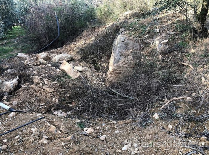 Defineciler 2 bin 500 yıllık Dikilitaş'ın çevresini delik deşik etti