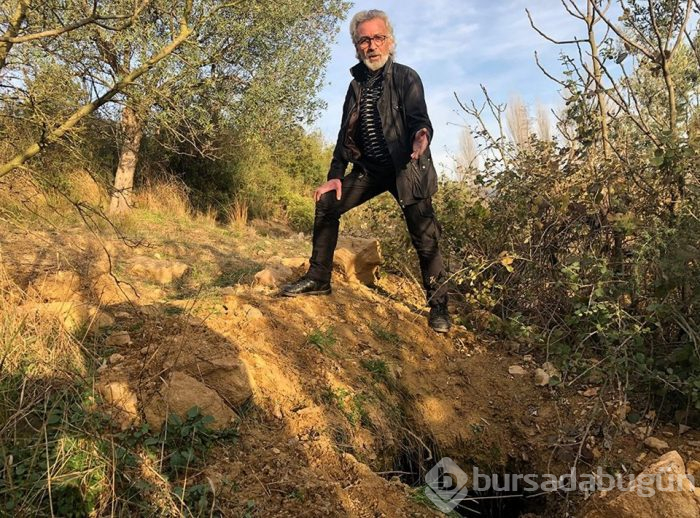 Defineciler 2 bin 500 yıllık Dikilitaş'ın çevresini delik deşik etti