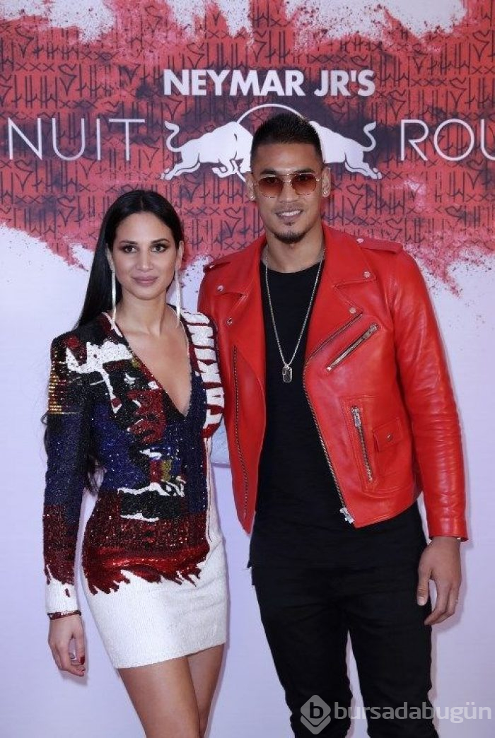 Sakatlığına rağmen parti veren Neymar'ın doğum gününe yıldız yağmuru (Yeni yaş dileği yeni tarak kemiği)
