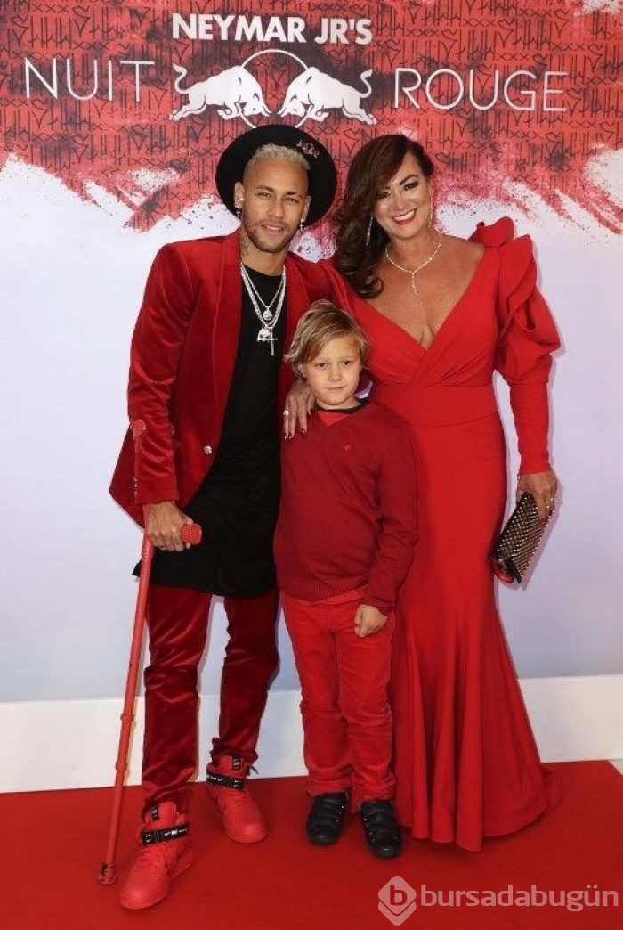 Sakatlığına rağmen parti veren Neymar'ın doğum gününe yıldız yağmuru (Yeni yaş dileği yeni tarak kemiği)