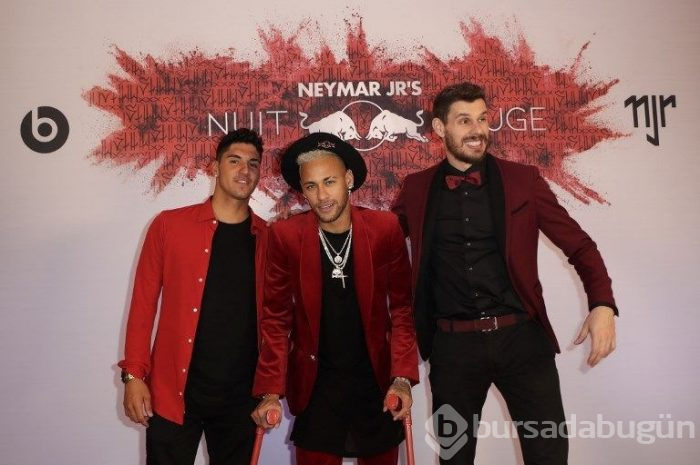 Sakatlığına rağmen parti veren Neymar'ın doğum gününe yıldız yağmuru (Yeni yaş dileği yeni tarak kemiği)
