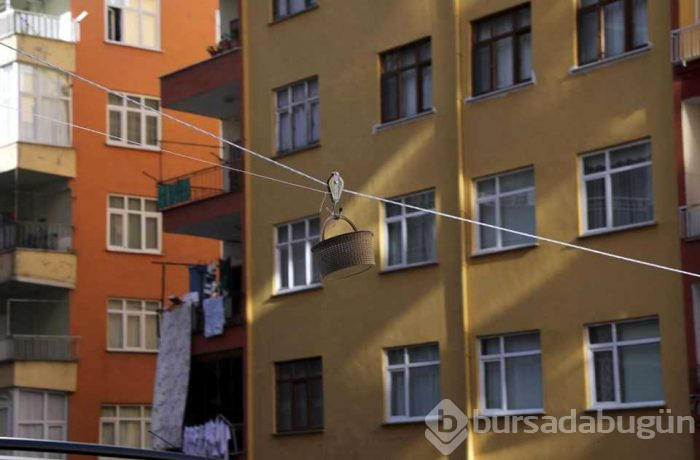 Markete gitmeye üşenince evinin balkonuna "teleferik" kurdu