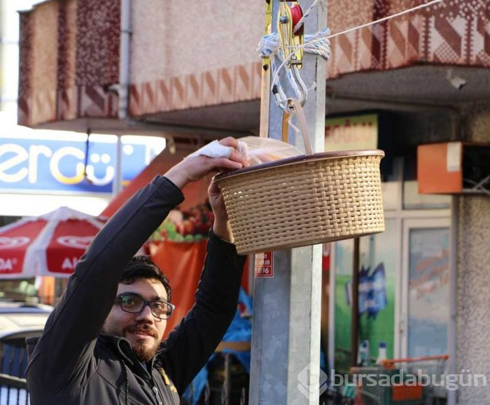 Markete gitmeye üşenince evinin balkonuna "teleferik" kurdu