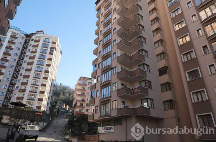 Markete gitmeye üşenince evinin balkonuna "teleferik" kurdu