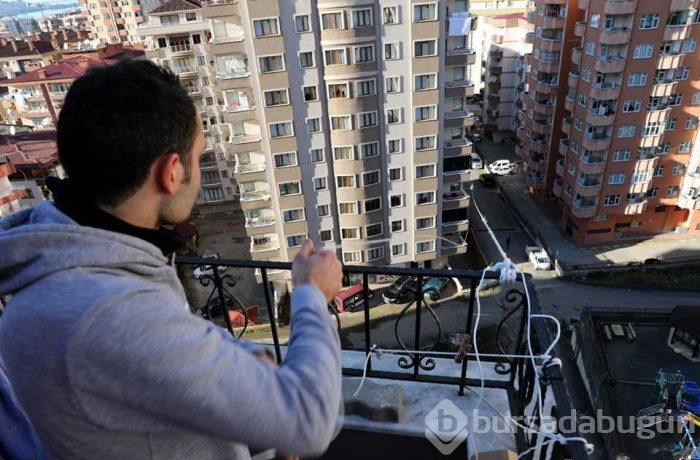 Markete gitmeye üşenince evinin balkonuna "teleferik" kurdu