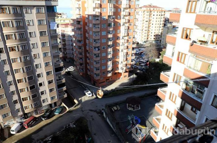 Markete gitmeye üşenince evinin balkonuna "teleferik" kurdu