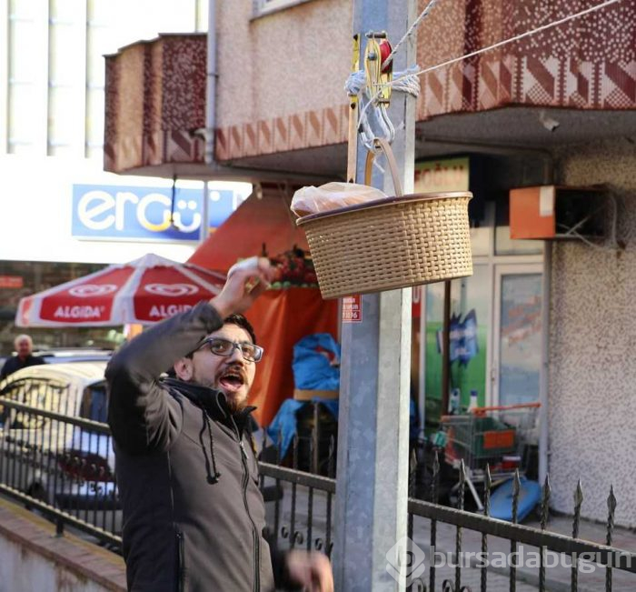 Markete gitmeye üşenince evinin balkonuna "teleferik" kurdu