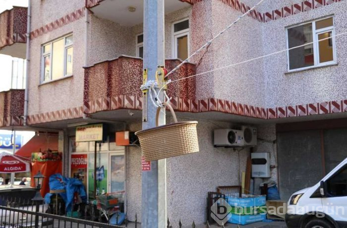 Markete gitmeye üşenince evinin balkonuna "teleferik" kurdu
