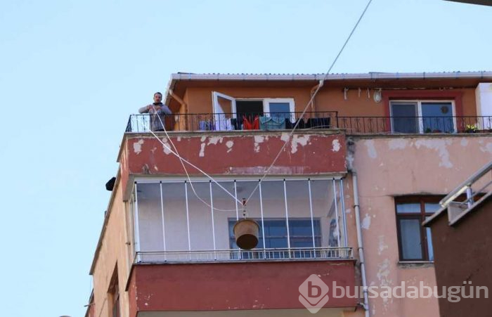 Markete gitmeye üşenince evinin balkonuna "teleferik" kurdu