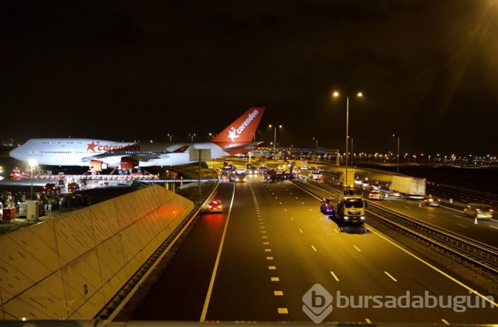 Hollanda'da Türk iş adamının otelin bahçesine koyacağı uçak otoyoldan geçti