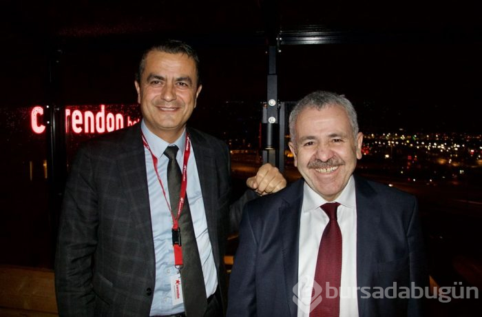 Hollanda'da Türk iş adamının otelin bahçesine koyacağı uçak otoyoldan geçti
