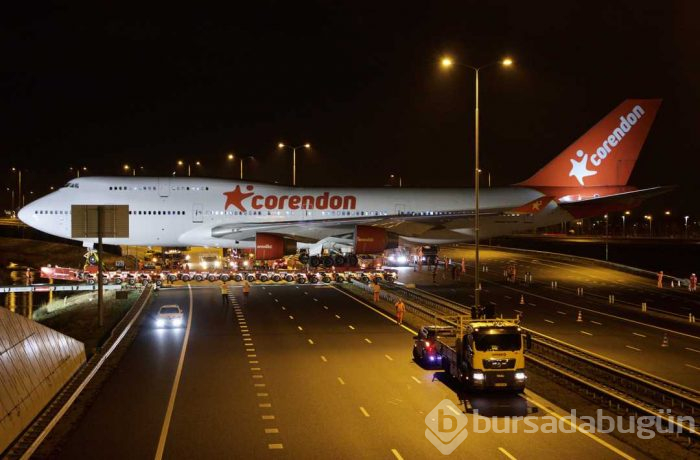 Hollanda'da Türk iş adamının otelin bahçesine koyacağı uçak otoyoldan geçti
