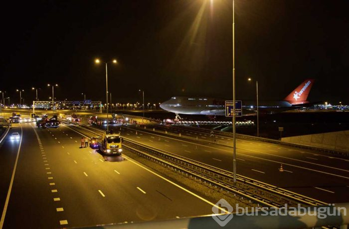 Hollanda'da Türk iş adamının otelin bahçesine koyacağı uçak otoyoldan geçti
