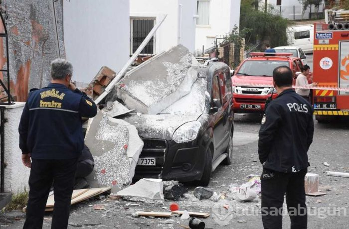 Bodrum'da patlayan buzdolabı evin duvarını yıktı
