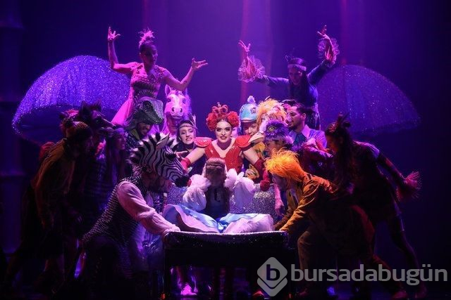 Alice Müzikali'ne ünlü akını