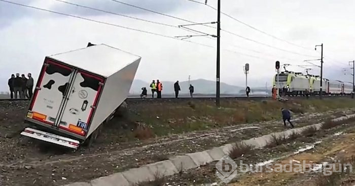 TIR demir yolunu kapattı, makinist treni son anda durdurdu