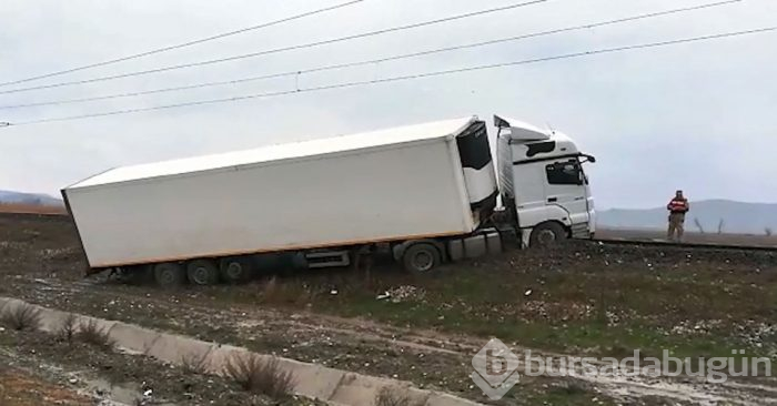 TIR demir yolunu kapattı, makinist treni son anda durdurdu