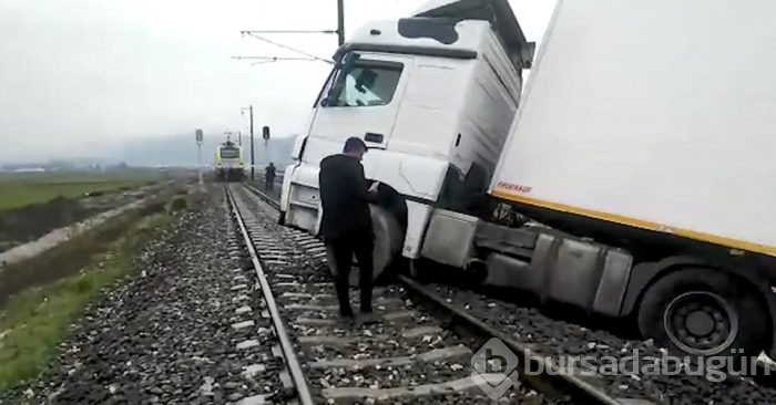 TIR demir yolunu kapattı, makinist treni son anda durdurdu