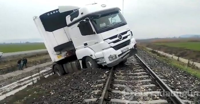 TIR demir yolunu kapattı, makinist treni son anda durdurdu