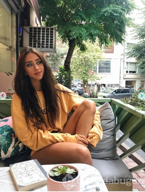 Zeynep Alkan'dan cesur poz
