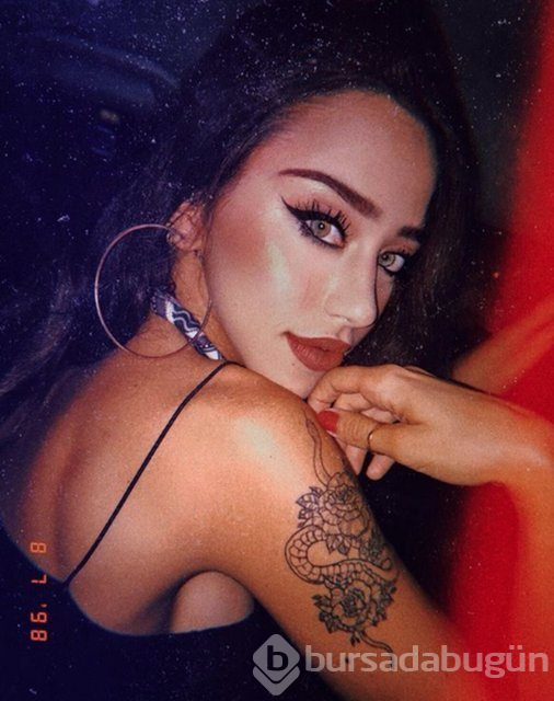 Zeynep Alkan'dan cesur poz
