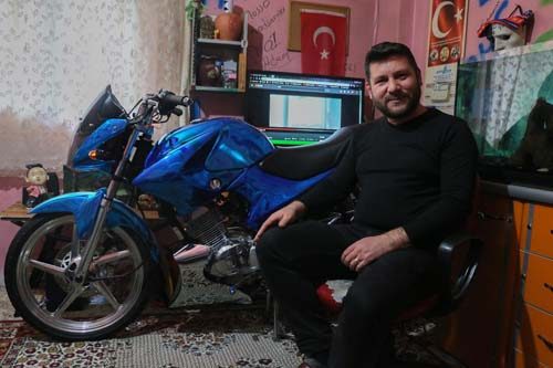 Modifiye motosikletini evinin salonuna park ediyor
