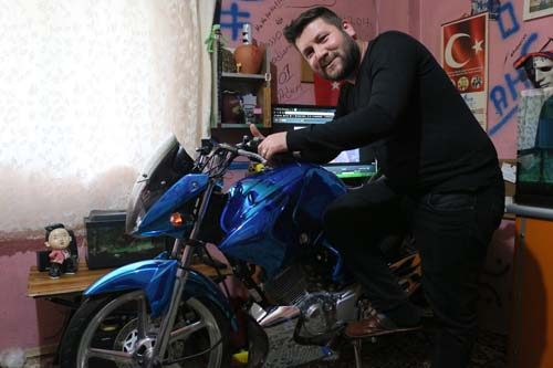 Modifiye motosikletini evinin salonuna park ediyor

