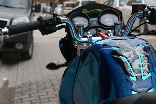 Modifiye motosikletini evinin salonuna park ediyor
