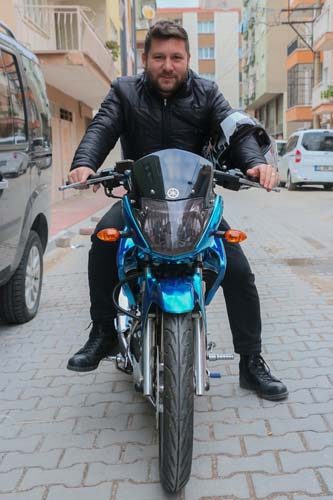 Modifiye motosikletini evinin salonuna park ediyor
