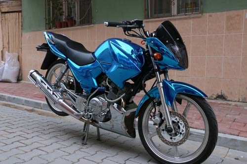 Modifiye motosikletini evinin salonuna park ediyor
