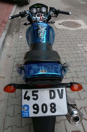 Modifiye motosikletini evinin salonuna park ediyor
