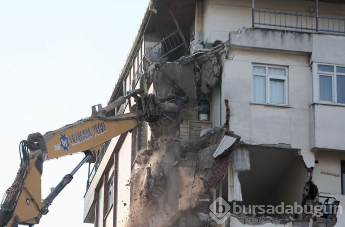 Kartal'da riskli bina yıkılıyor