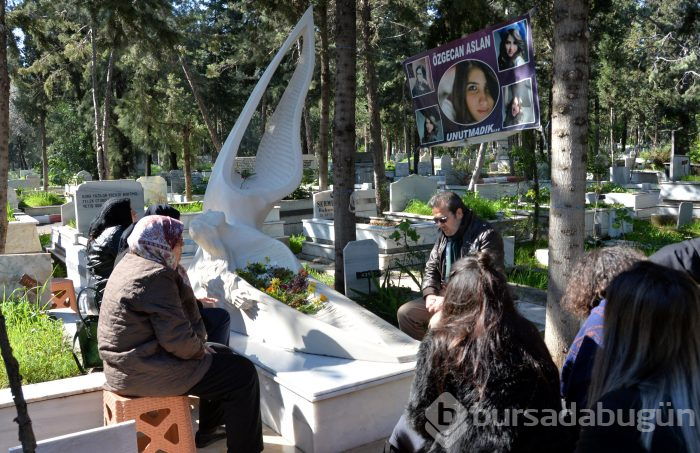 Özgecan Aslan, mezarının başında anıldı
