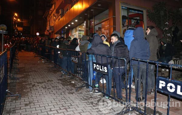 Geceden sıraya girdiler! Bugün başlıyor
