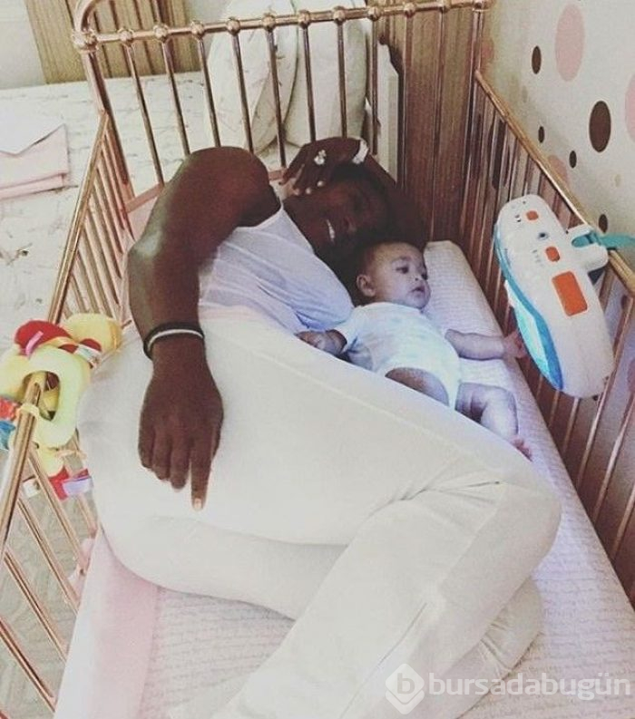 Serena Williams çocukla çocuk oldu