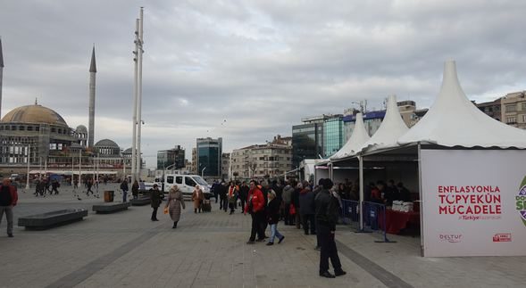 Taksim Meydanı'nda tanzim satışları başladı
