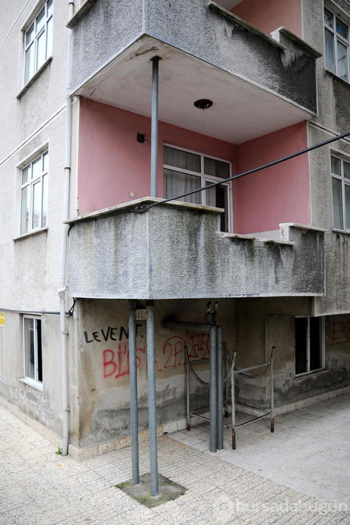 96 daireli 4 bina yan yatmaya başladı... Korkuyla yaşıyorlar
