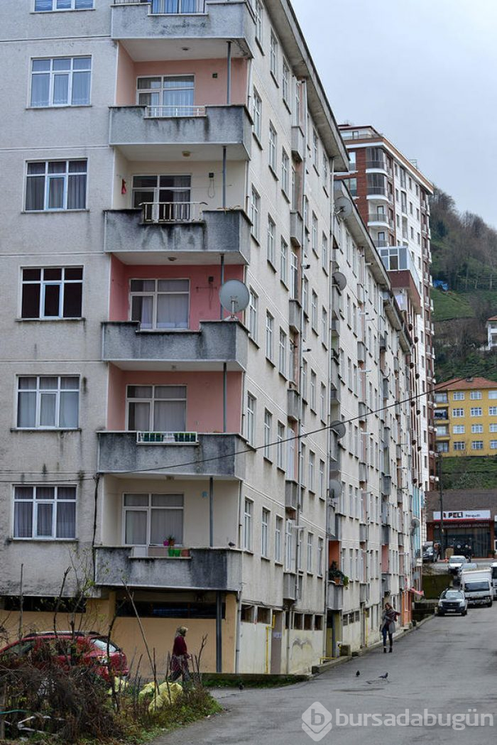 96 daireli 4 bina yan yatmaya başladı... Korkuyla yaşıyorlar
