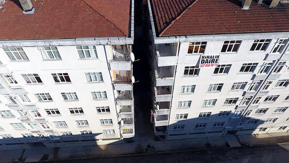 96 daireli 4 bina yan yatmaya başladı... Korkuyla yaşıyorlar
