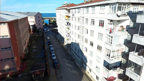 96 daireli 4 bina yan yatmaya başladı... Korkuyla yaşıyorlar
