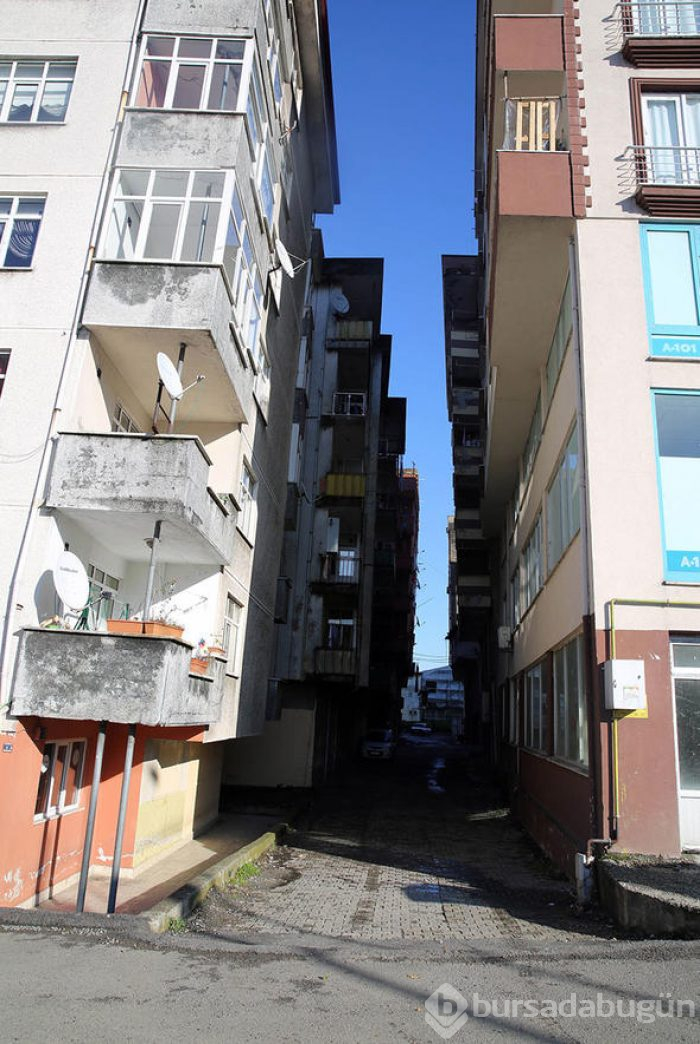 96 daireli 4 bina yan yatmaya başladı... Korkuyla yaşıyorlar
