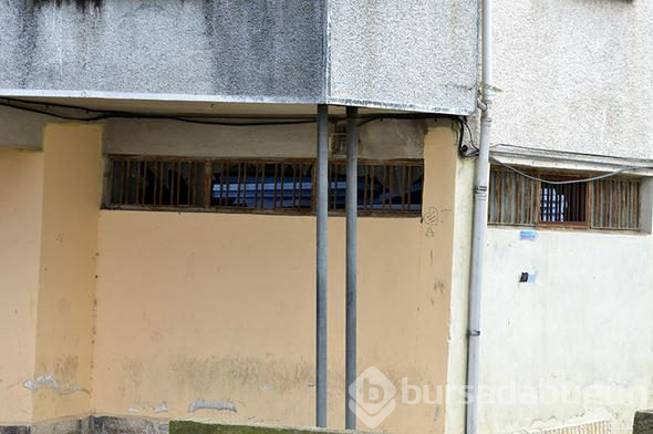 96 daireli 4 bina yan yatmaya başladı... Korkuyla yaşıyorlar
