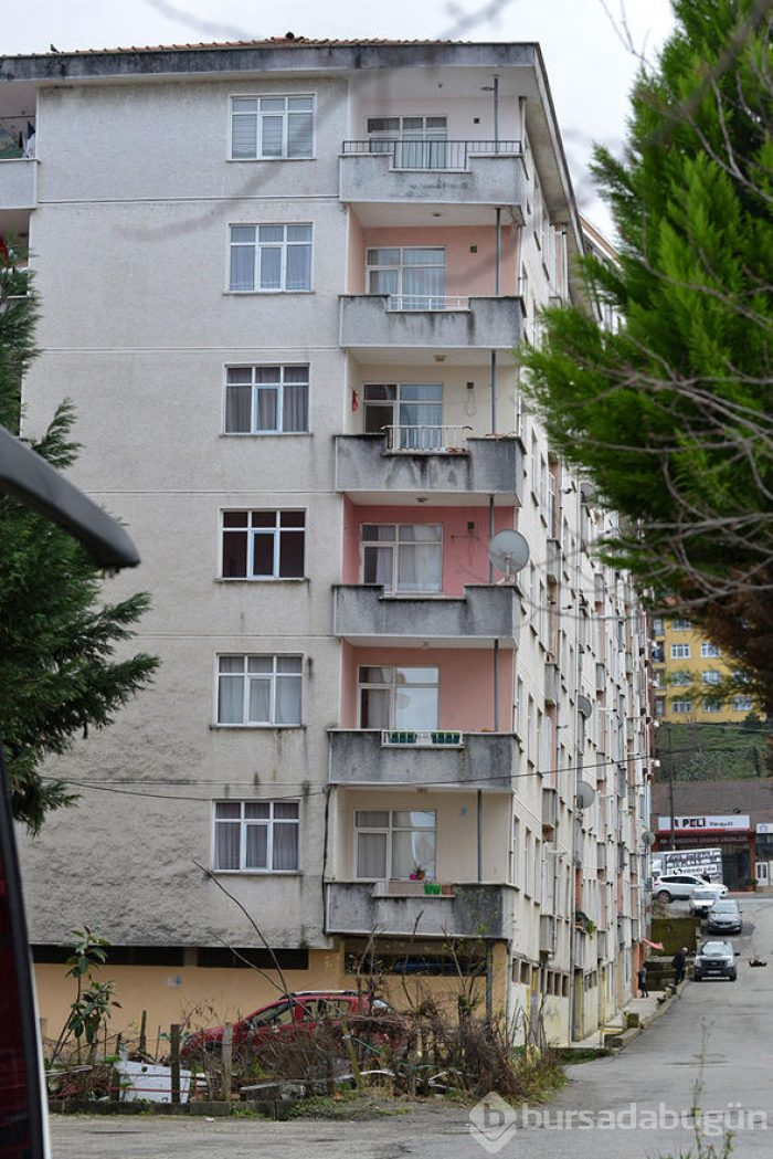 96 daireli 4 bina yan yatmaya başladı... Korkuyla yaşıyorlar
