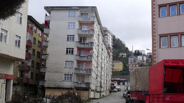 96 daireli 4 bina yan yatmaya başladı... Korkuyla yaşıyorlar
