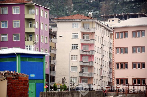 96 daireli 4 bina yan yatmaya başladı... Korkuyla yaşıyorlar
