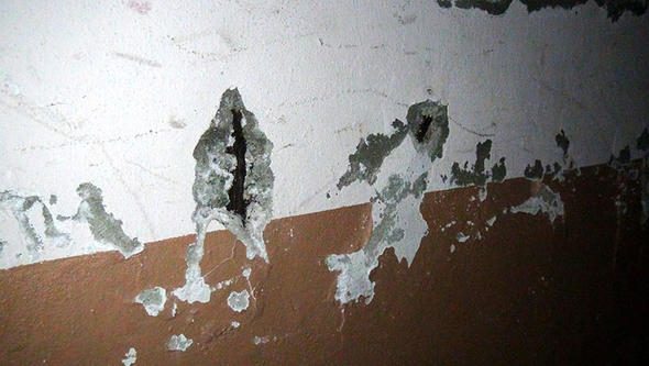 96 daireli 4 bina yan yatmaya başladı... Korkuyla yaşıyorlar

