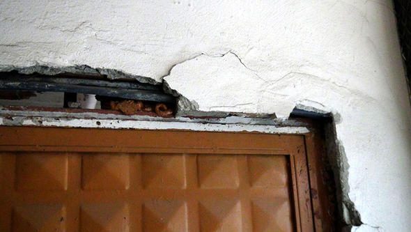 96 daireli 4 bina yan yatmaya başladı... Korkuyla yaşıyorlar

