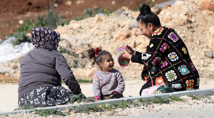 Sokak sokak gezip çocuklara atkı ve bere dağıtıyor
